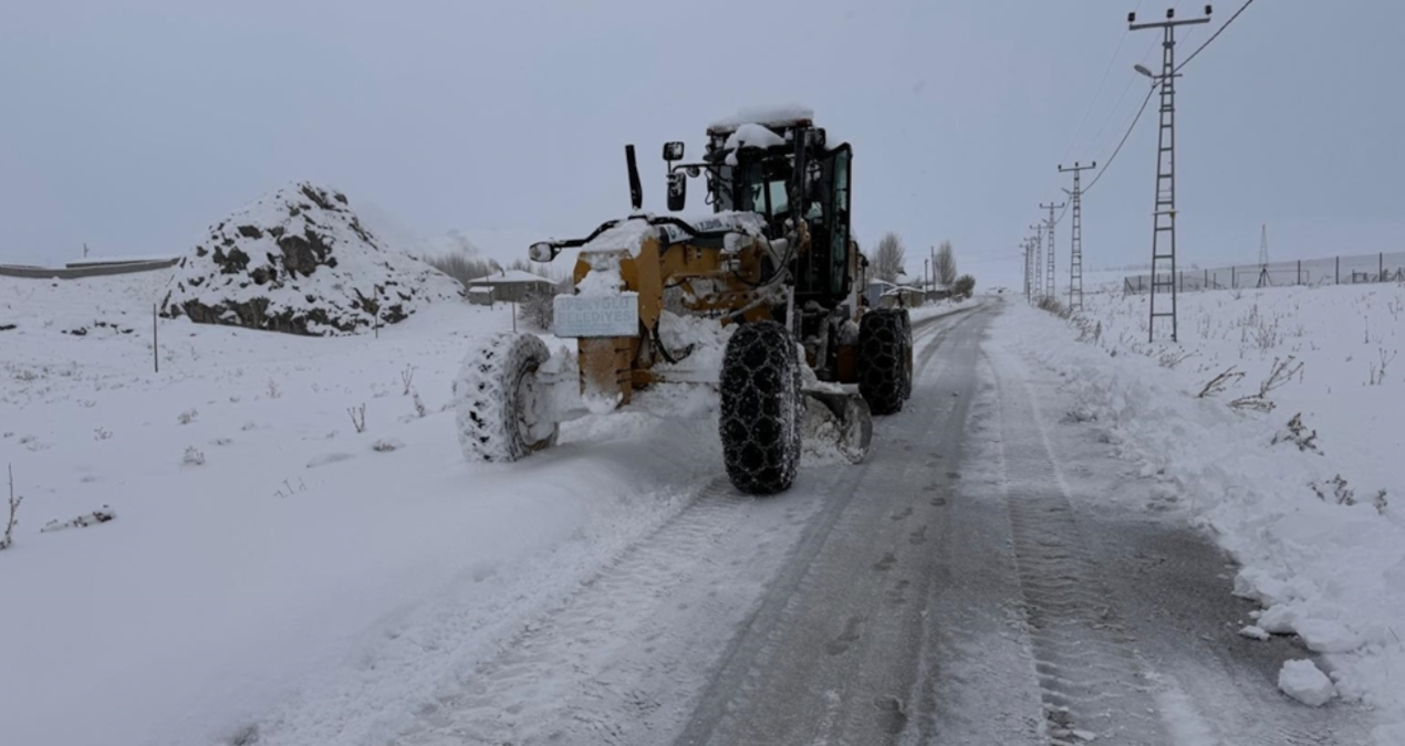 Kardan kapanan 134 yerleşim yerinin yolu açıldı